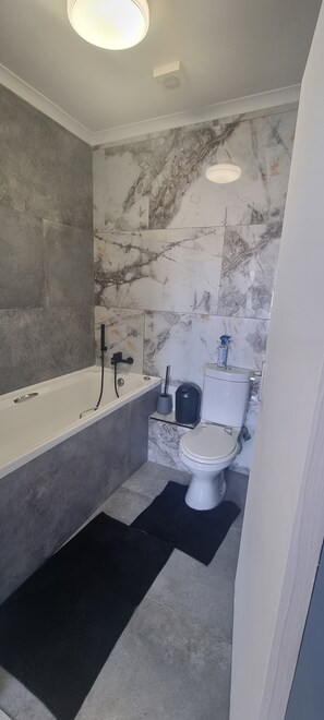 Douche, serviettes fournies, papier toilette