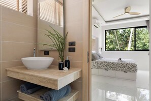 Dusche, Haartrockner, Handtücher, Toilettenpapier