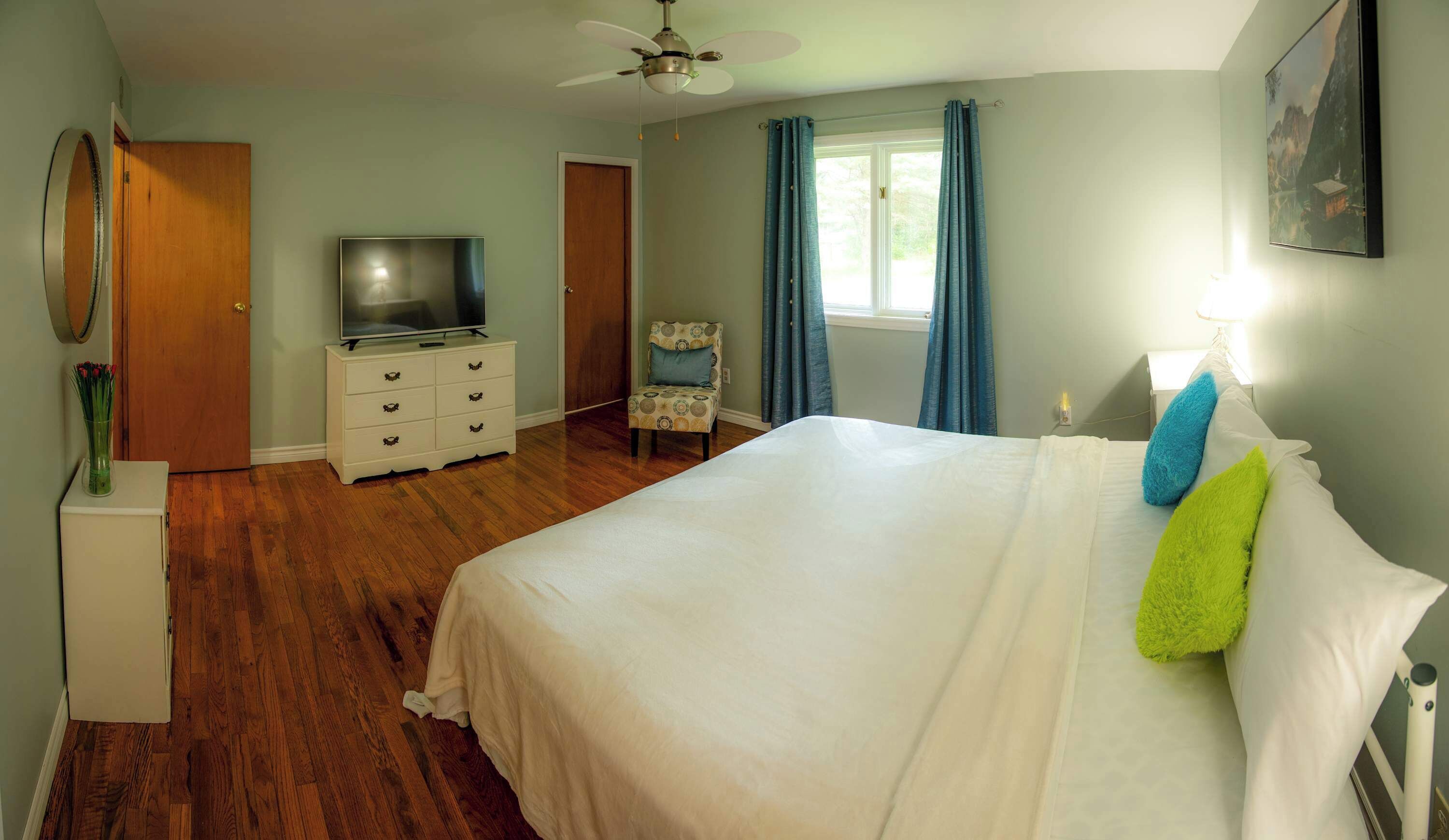 5 bedrooms, desk, iron/ironing board, WiFi