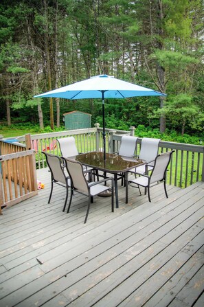 Outdoor dining - Bancroft Memories | 5BR Retreat + Pool & 2 Kitchens (HERS)