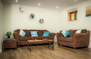 TV, offices - Bancroft Memories | 5BR Retreat + Pool & 2 Kitchens (HERS)