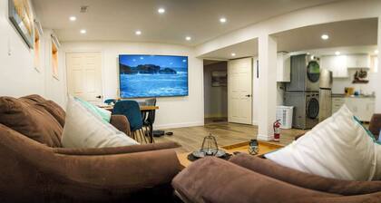 Bancroft Vibes Suite | Sleeps 6 | Cozy Retreat