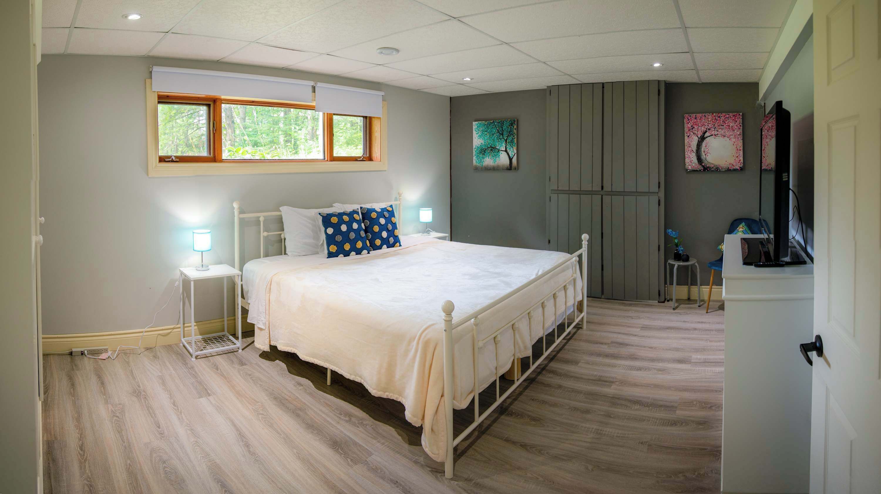 2 bedrooms, desk, iron/ironing board, WiFi