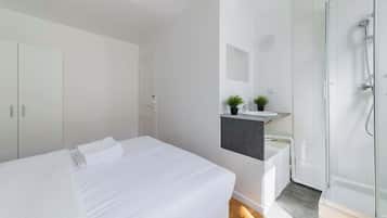 Shower, hair dryer, towels, shampoo