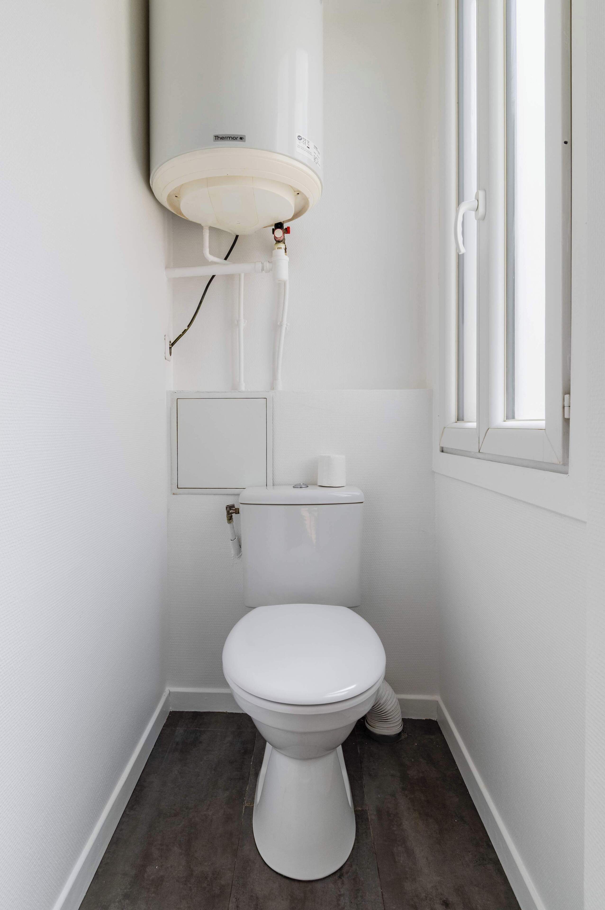 Shower, hair dryer, towels, shampoo