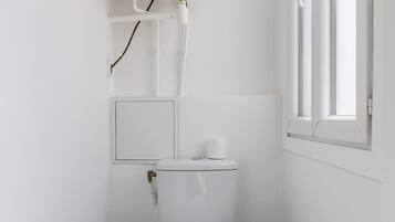 Shower, hair dryer, towels, shampoo