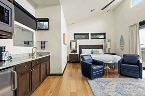 1 habitación, escritorio, tabla de planchar con plancha y wifi 
