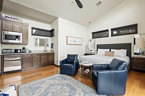 1 bedroom, desk, iron/ironing board, WiFi