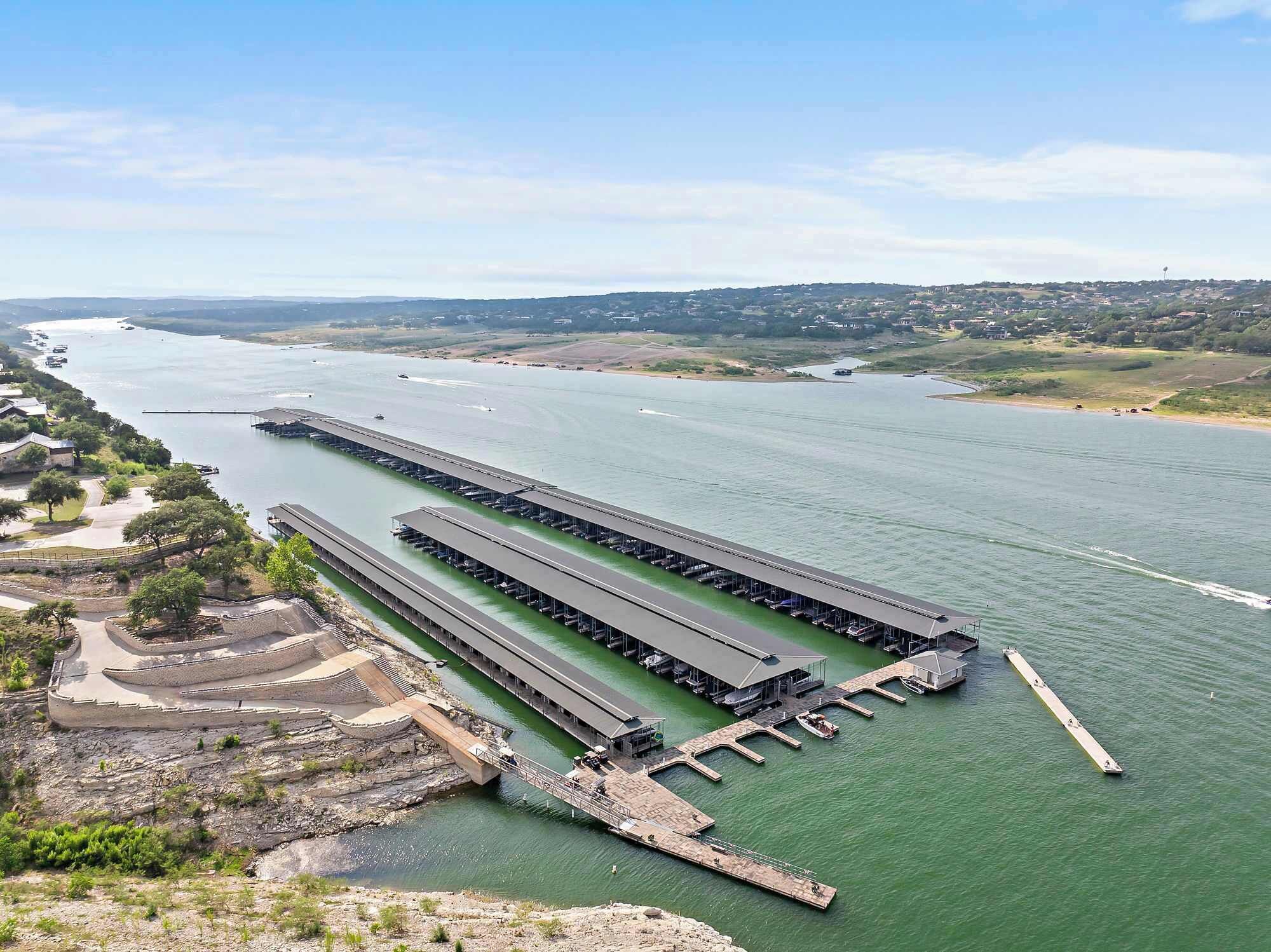 Un cuerpo de agua amplio con un puente largo y muelles.