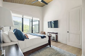 3 habitaciones, escritorio y tabla de planchar con plancha