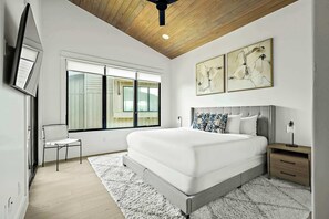 3 chambres, bureau, fer et planche à repasser, lit parapluie