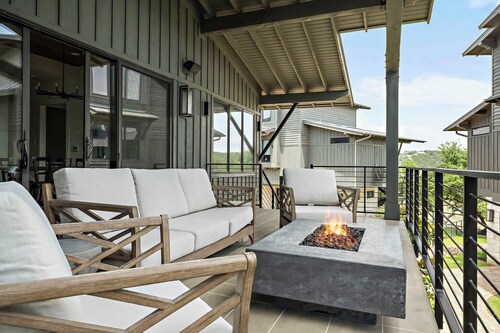 Luxe 3-Story Retreat | Pickleball | Firepit | BBQ
