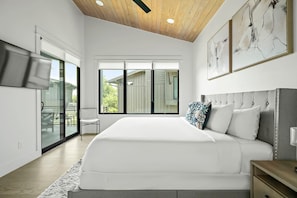 3 habitaciones, escritorio y tabla de planchar con plancha