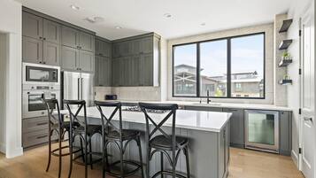 Frigorífic, microones, forn i placa de cuina