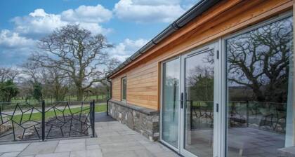 Suite 8 - Sleeping Giant Hotel - PEN Y CAE Inn