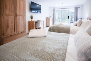 Room - Suite 8 - Sleeping Giant Hotel - PEN Y CAE Inn (Swansea)