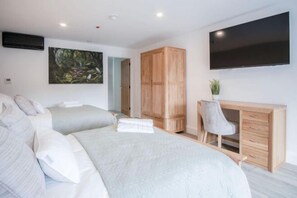 Room - Suite 8 - Sleeping Giant Hotel - PEN Y CAE Inn (Swansea)