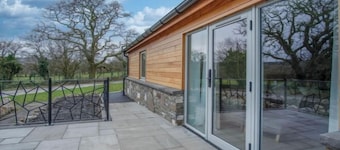 Suite 8 - Sleeping Giant Hotel - PEN Y CAE Inn