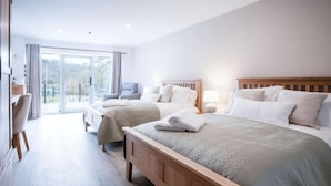 Une chambre d’hôtel avec un grand lit, un bureau et une chaise.