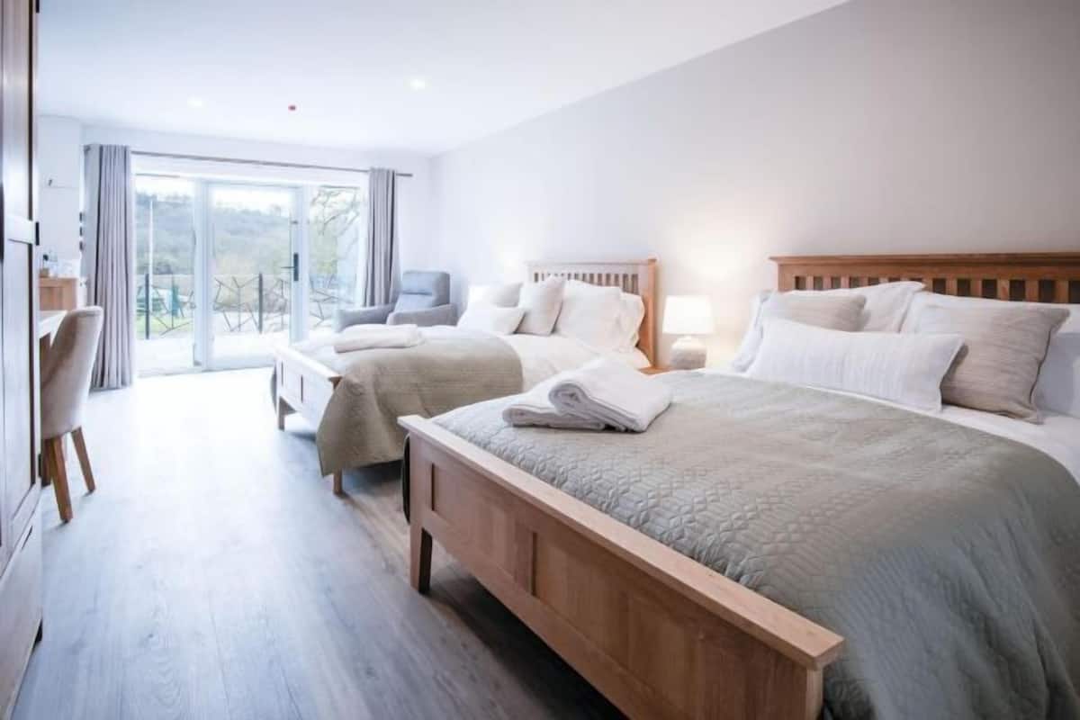 Una habitación de hotel con una cama grande, un escritorio y una silla.