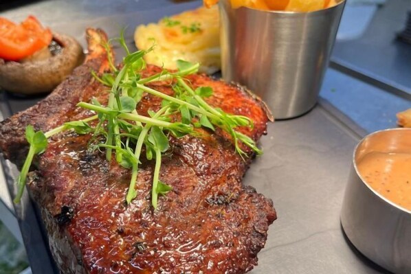 Food and drink - Suite 8 - Sleeping Giant Hotel - PEN Y CAE Inn (Swansea)