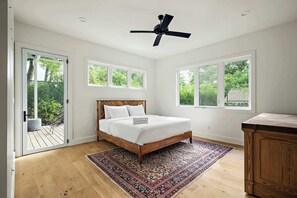 4 slaapkamers, een bureau, een strijkplank/strijkijzer, wifi
