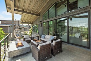 Terrace/patio - Lake Travis Getaway | Pickleball | Grill | Firepit (Lake Travis)