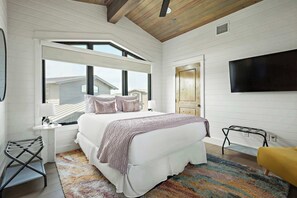 3 bedrooms, desk, iron/ironing board, travel crib - Lake Travis Getaway | Pickleball | Grill | Firepit (Lake Travis)