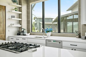 Fridge, microwave, oven, stovetop - Lake Travis Getaway | Pickleball | Grill | Firepit (Lake Travis)