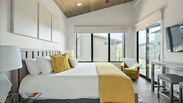 3 bedrooms, desk, iron/ironing board, travel crib