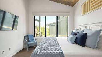 3 bedrooms, desk, iron/ironing board, travel crib