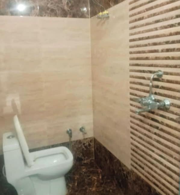 Standard Double Room | Bathroom | Shower, rainfall showerhead, free toiletries, slippers