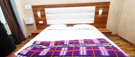 Standard Double Room | In-room safe, soundproofing, free WiFi, bed sheets