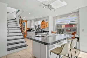 冷蔵庫、電子レンジ、オーブン、コンロ