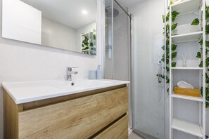 Shower, hair dryer, towels