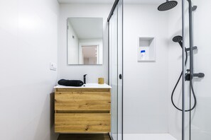 Dusche, Haartrockner, Handtücher