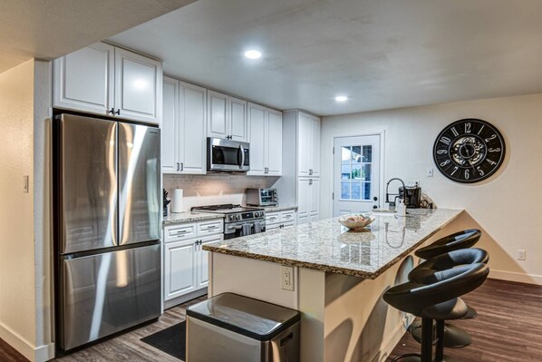 Refrigerador, microondas, lavavajillas, cafetera/tetera