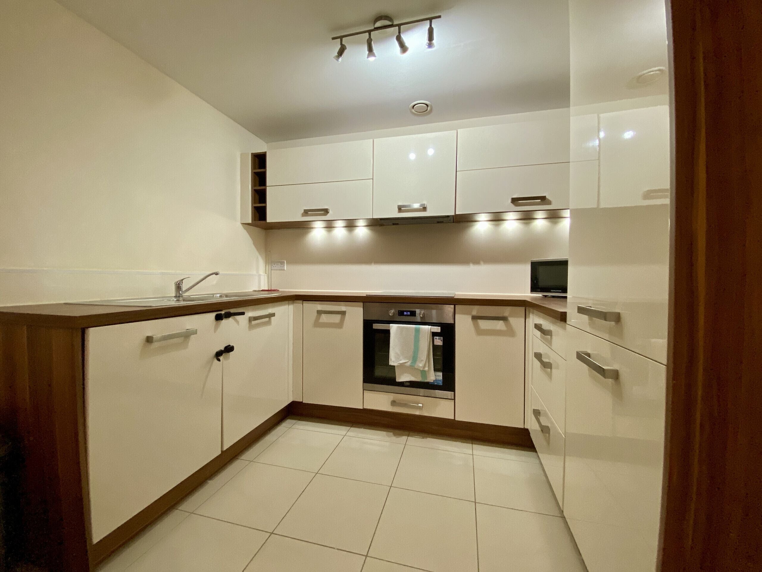 Kühlschrank, Mikrowelle, Ofen, Geschirrspüler