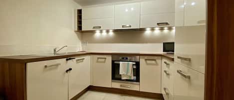 Kühlschrank, Mikrowelle, Ofen, Geschirrspüler