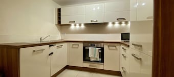 Wokingham Stylish Two Bedroom Apartment
