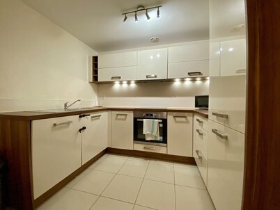 Wokingham Stylish Two Bedroom Apartment