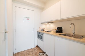 Réfrigérateur, micro-ondes, plaque de cuisson, cafetière/bouilloire