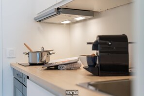 Refrigerador, microondas, placa de cocina, cafetera/tetera