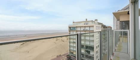 A high-rise building with a view of the beach.