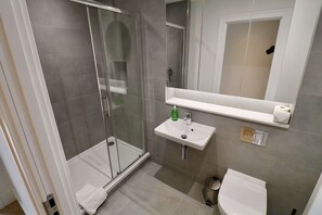 Shower, hair dryer, towels - Chertsey Modern 2-Bed Flat with Parking (Chertsey)