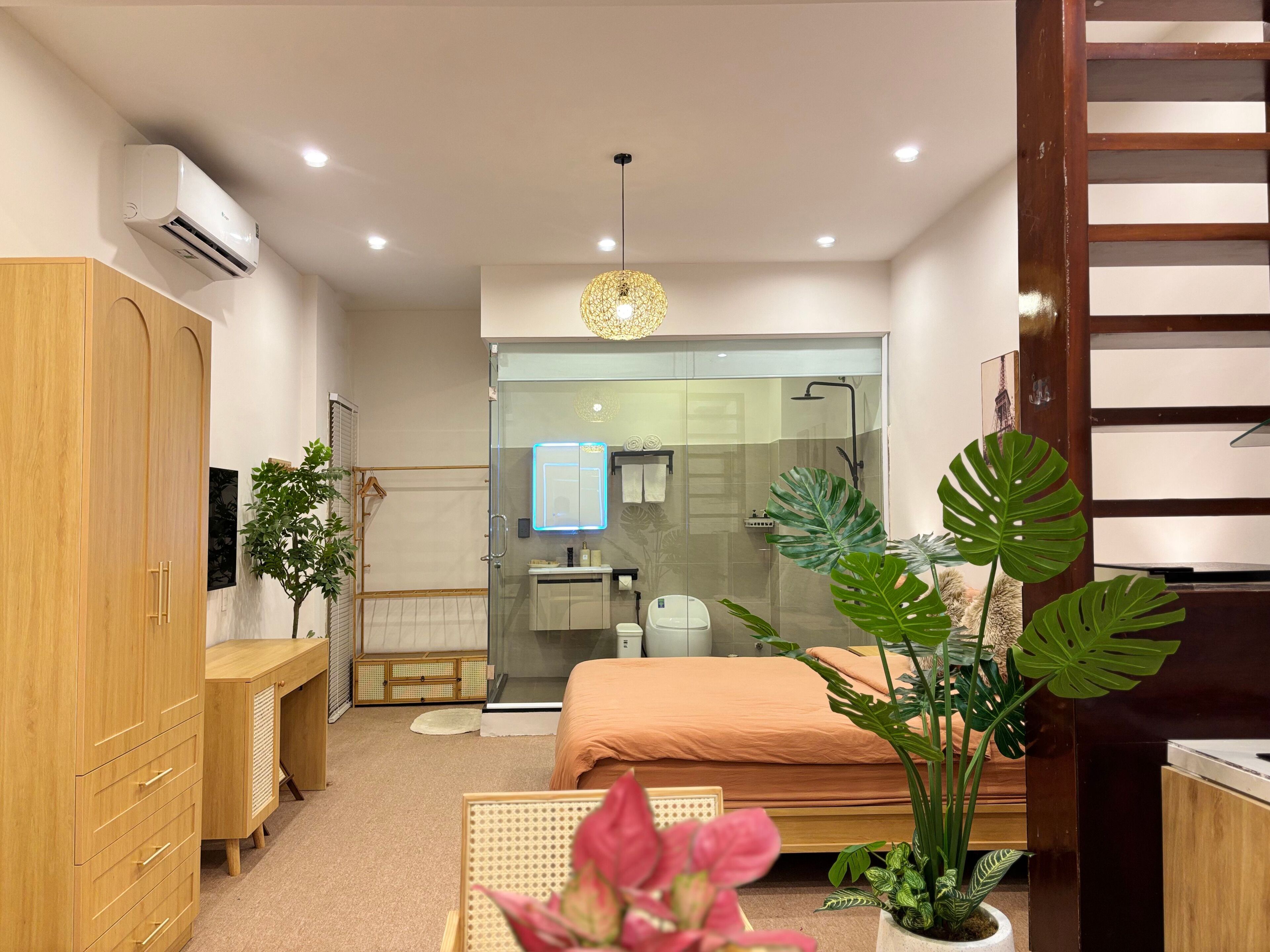 Deluxe Studio, 1 King Bed | Premium bedding, memory foam beds, minibar, individually decorated