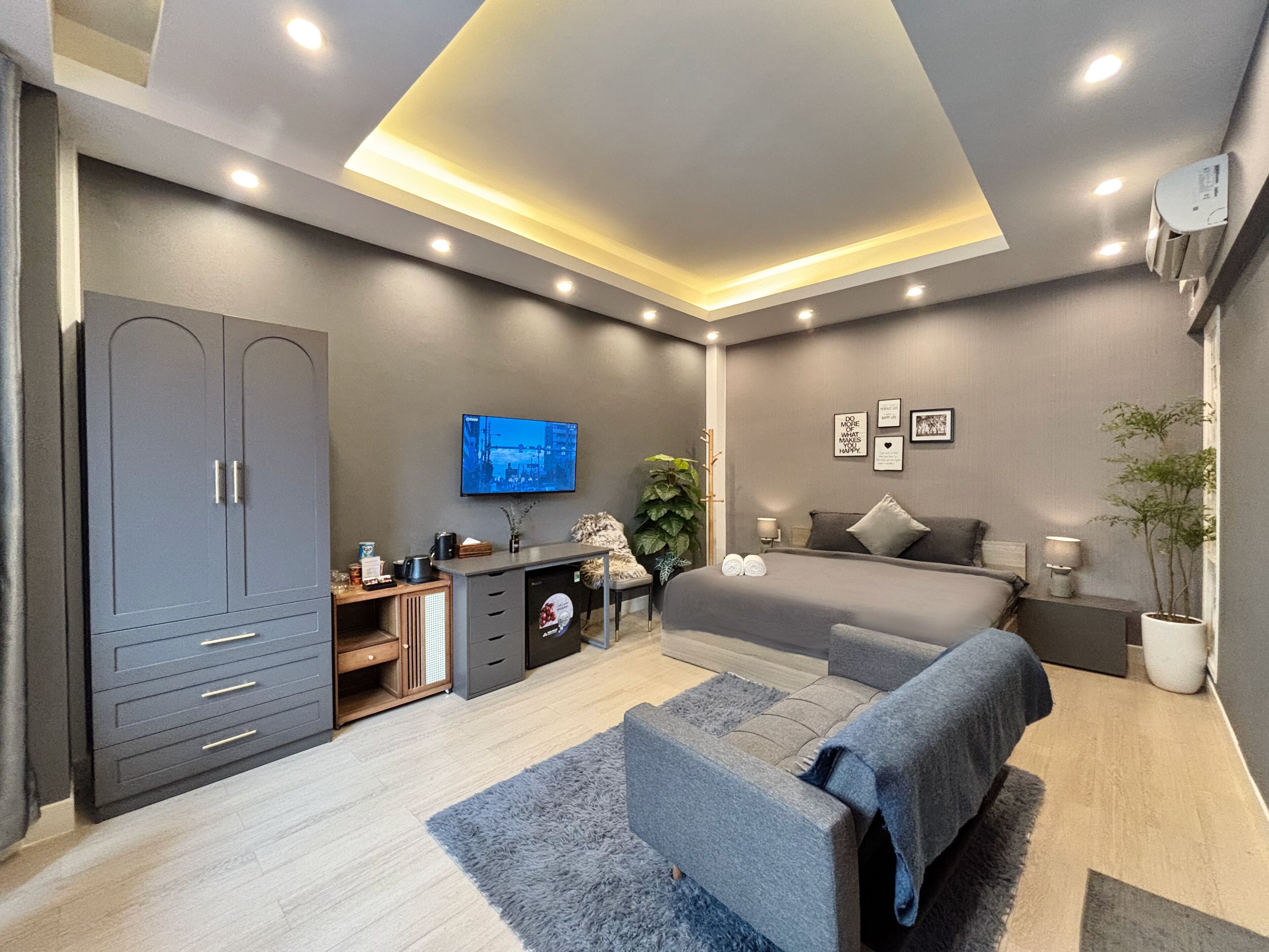 Deluxe Room, 1 King Bed | Premium bedding, memory foam beds, minibar, individually decorated