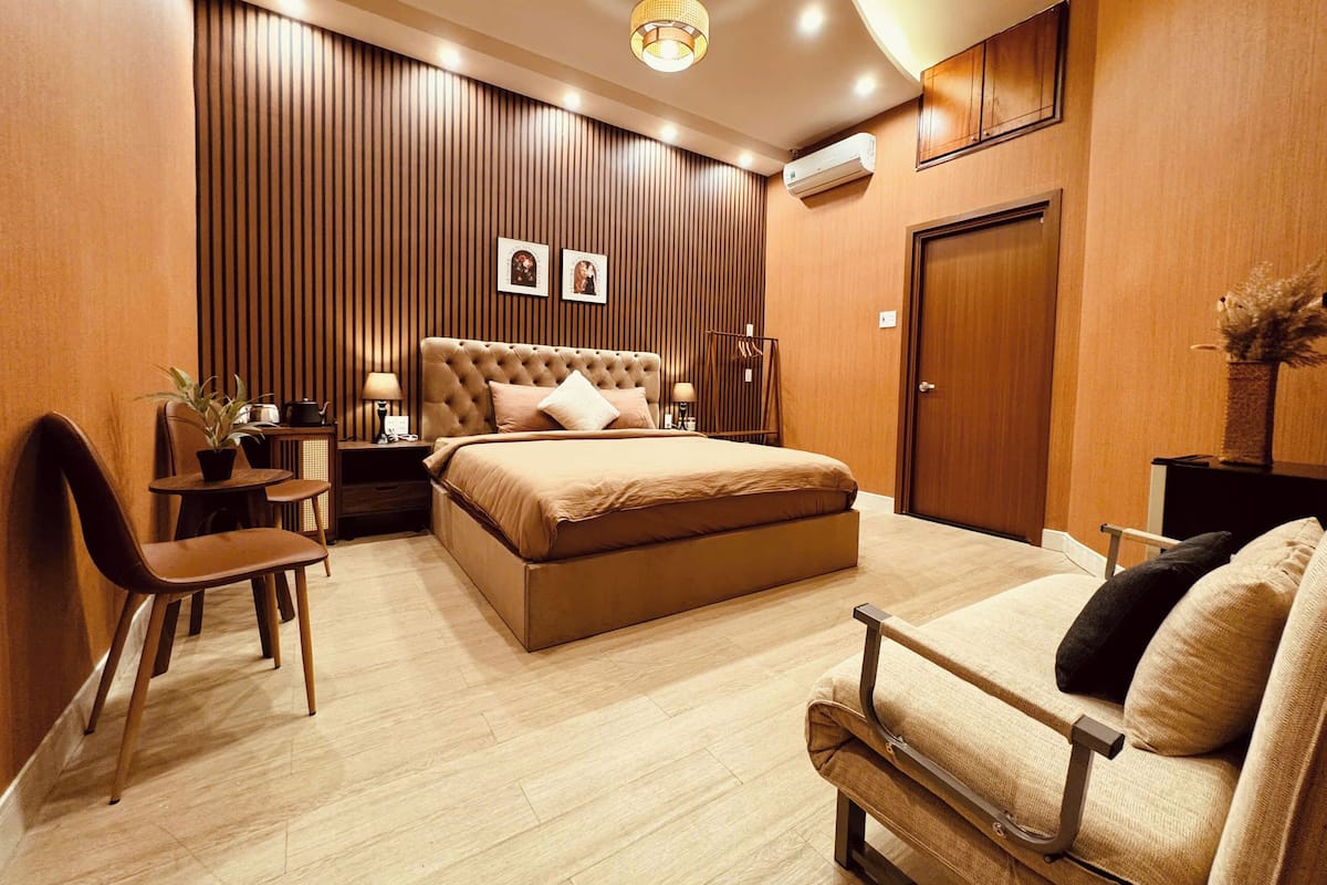 Quarto casal superluxo, 1 cama King, varanda, no pátio | 1 quarto, roupas de cama premium