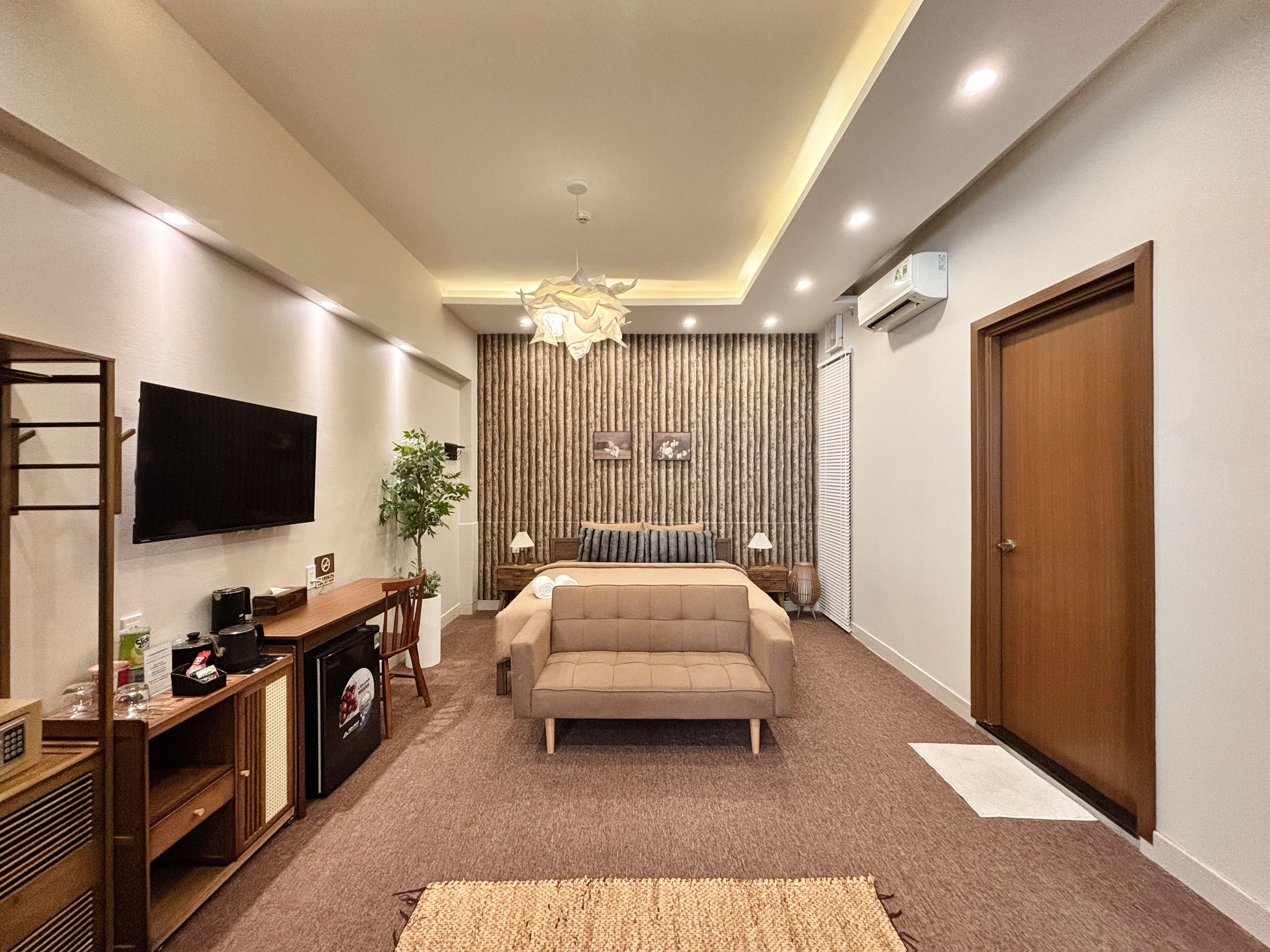 Room, 1 King Bed, Garden View | Premium bedding, memory foam beds, minibar, individually decorated