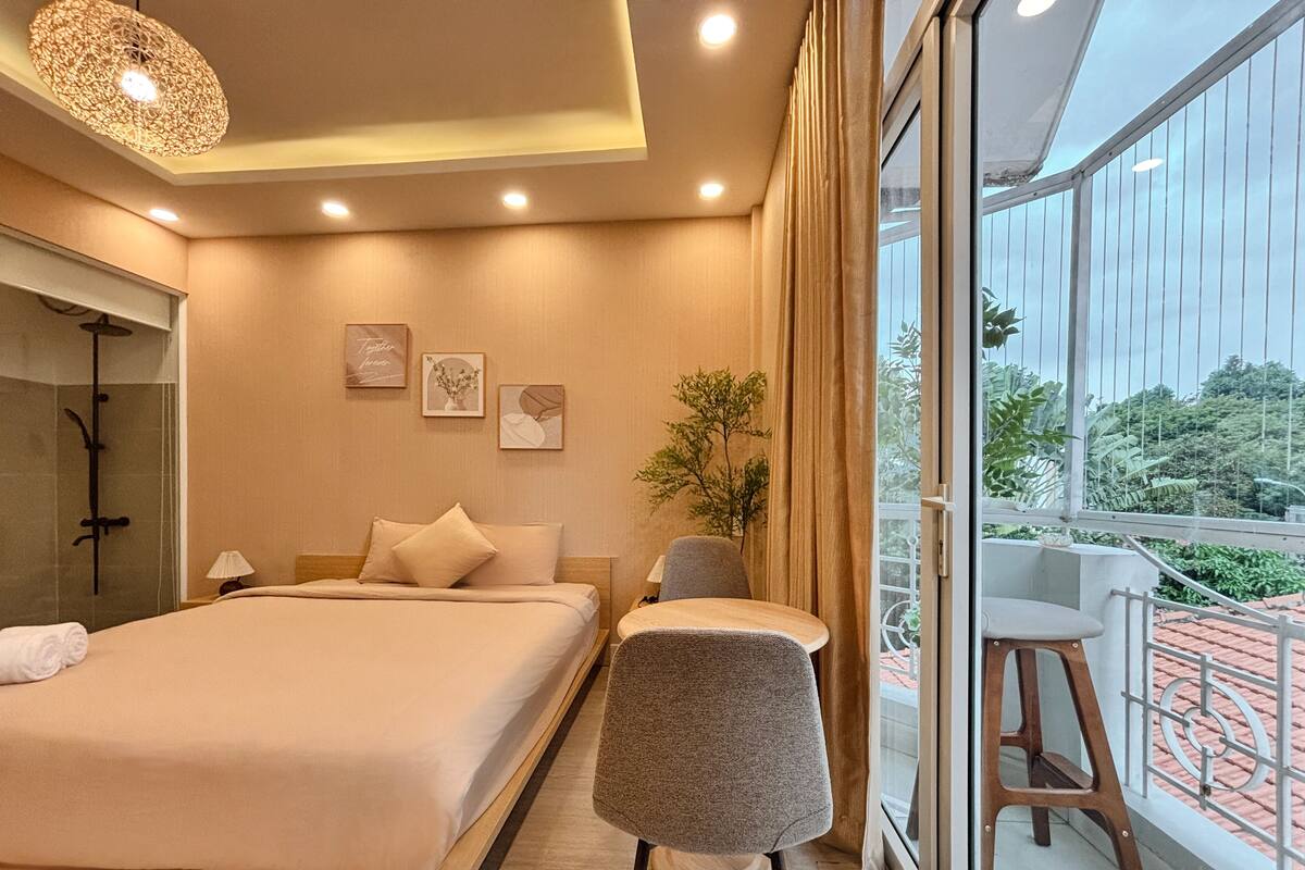 Habitación Deluxe, 1 cama matrimonial, balcón | Ropa de cama de alta calidad, camas con efecto memoria y minibar